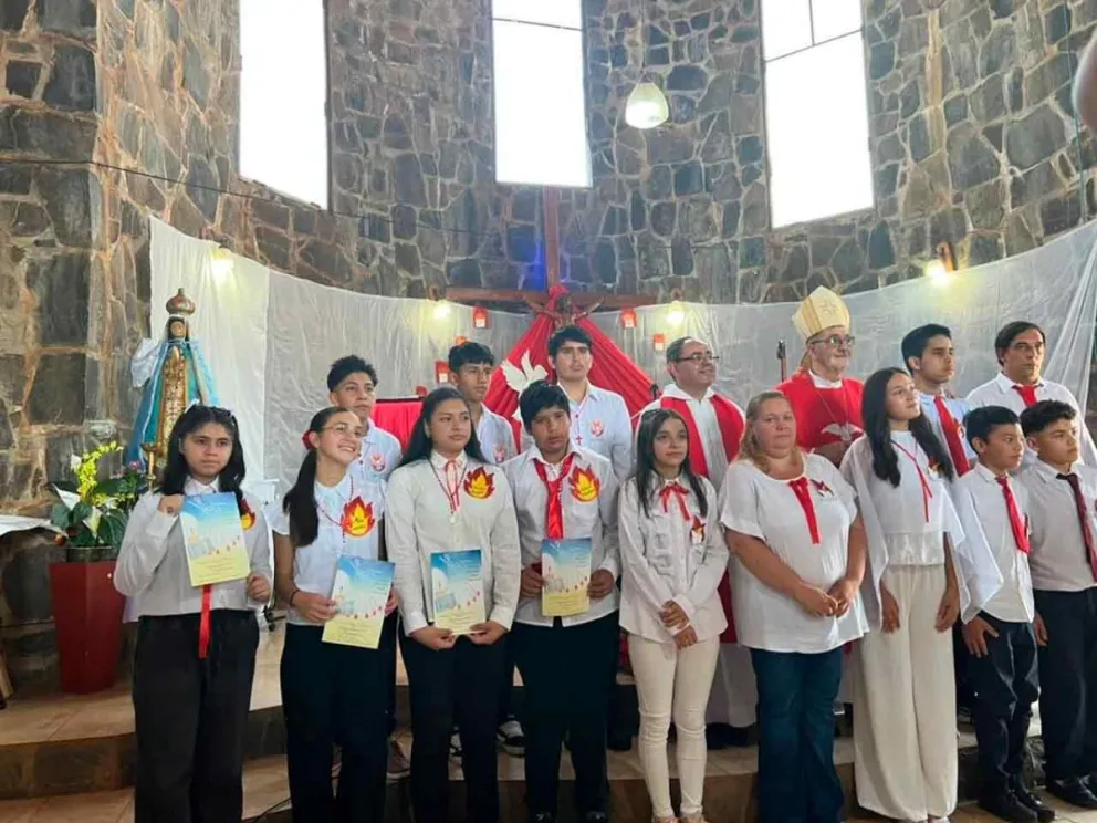 Monseñor Martínez junto a confirmados