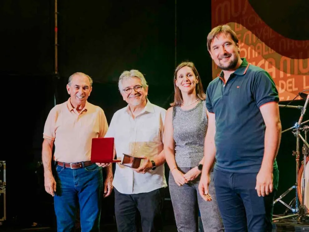 Leonardo Stelatto le entregó el galardón