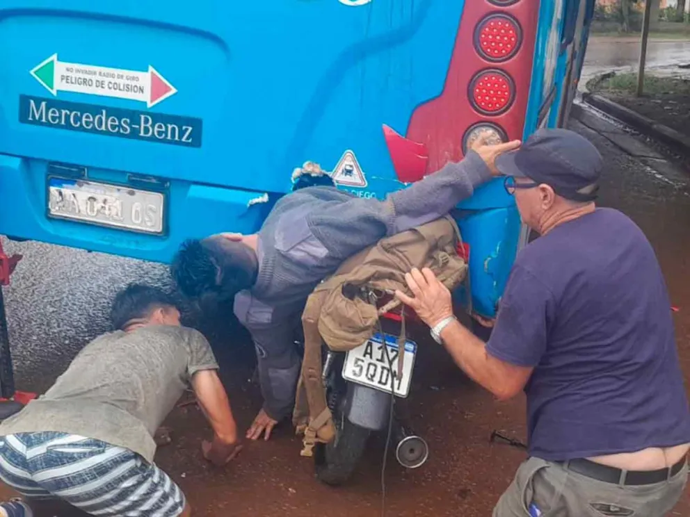 El motociclista en un primer momento fue asistido por vecinos 