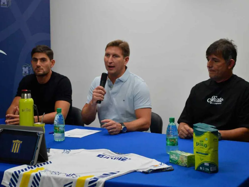 Sebastián Macias junto a Bruno Mariani  y Miguel Salinas