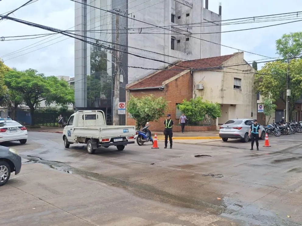 Siniestro vial entre un auto y una moto dejó una mujer lesionada en ...