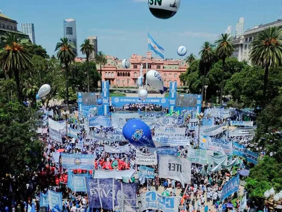 Gran movilización opositora frente a la Casa Rosada