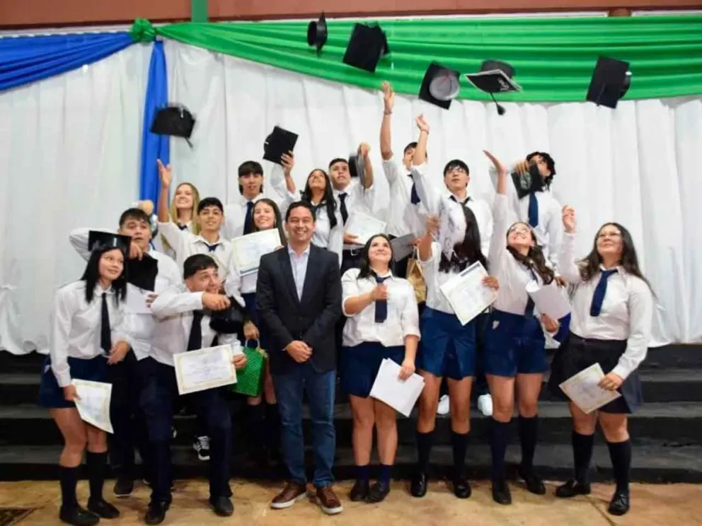 El Intendente junto a los egresados