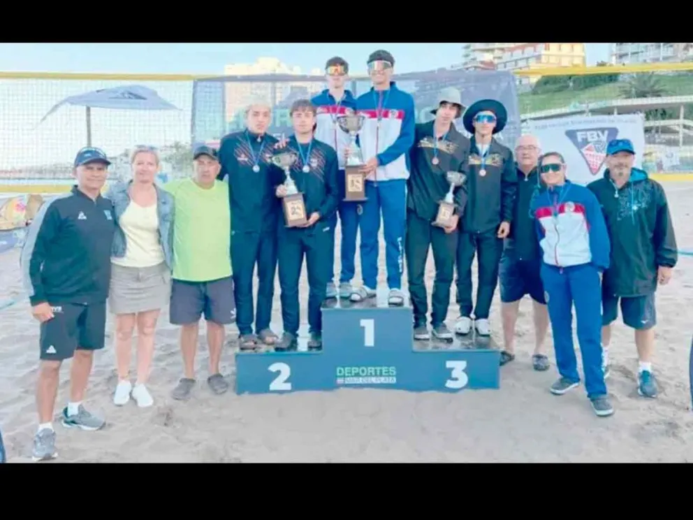 Los campeones en el podio