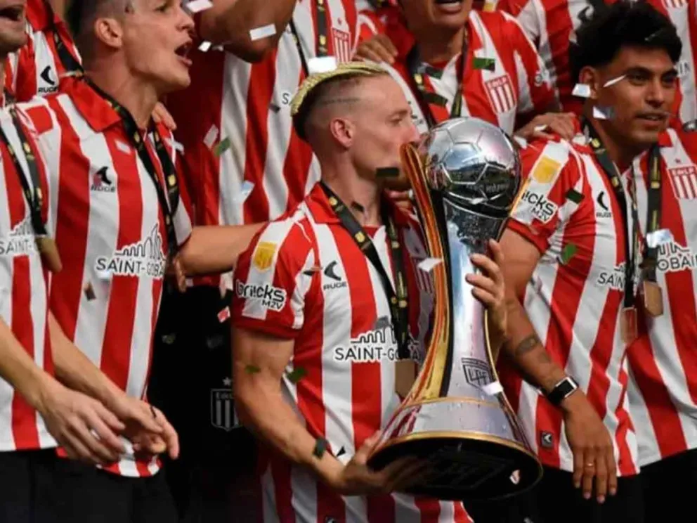 Santiago Ascacíbar con la Copa