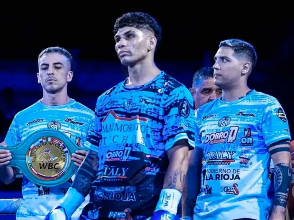 José Sansón Rosa (en el centro)