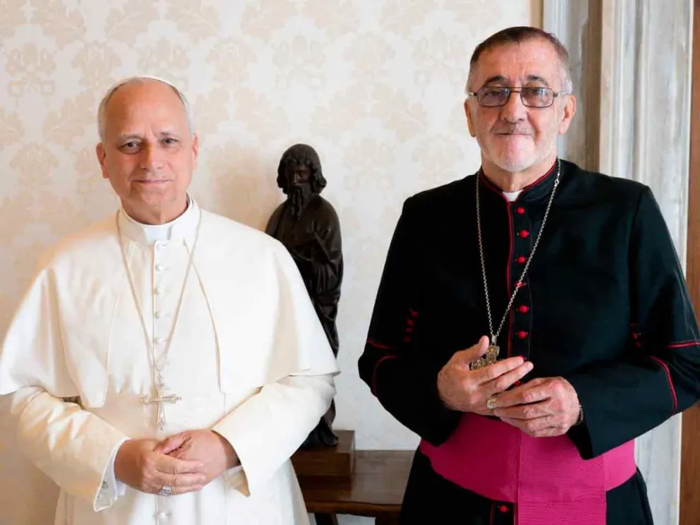 El Papa León XIV junto a Monseñor Martínez