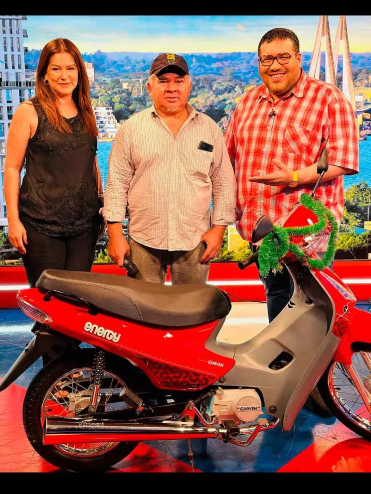 El flamante ganador al recibir el premio