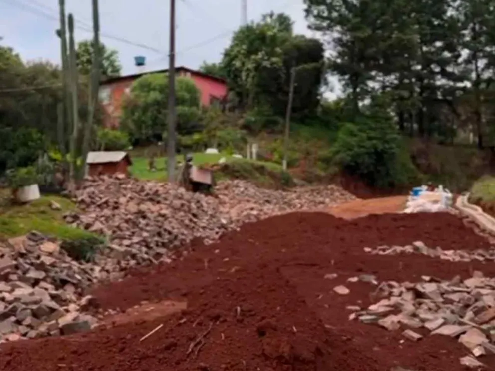 Avanza el empedrado y cordón cuneta