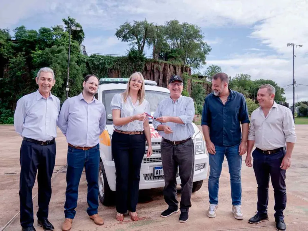 El Gobernador junto a otras autoridades en el acto de entrega