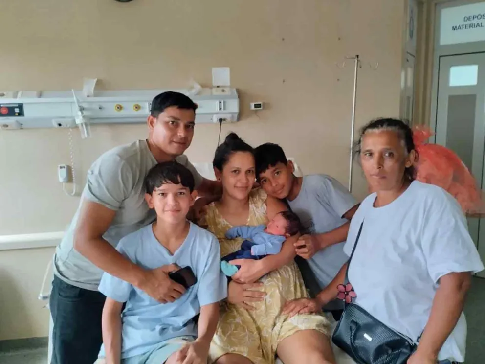 El recién nacido junto a su familia