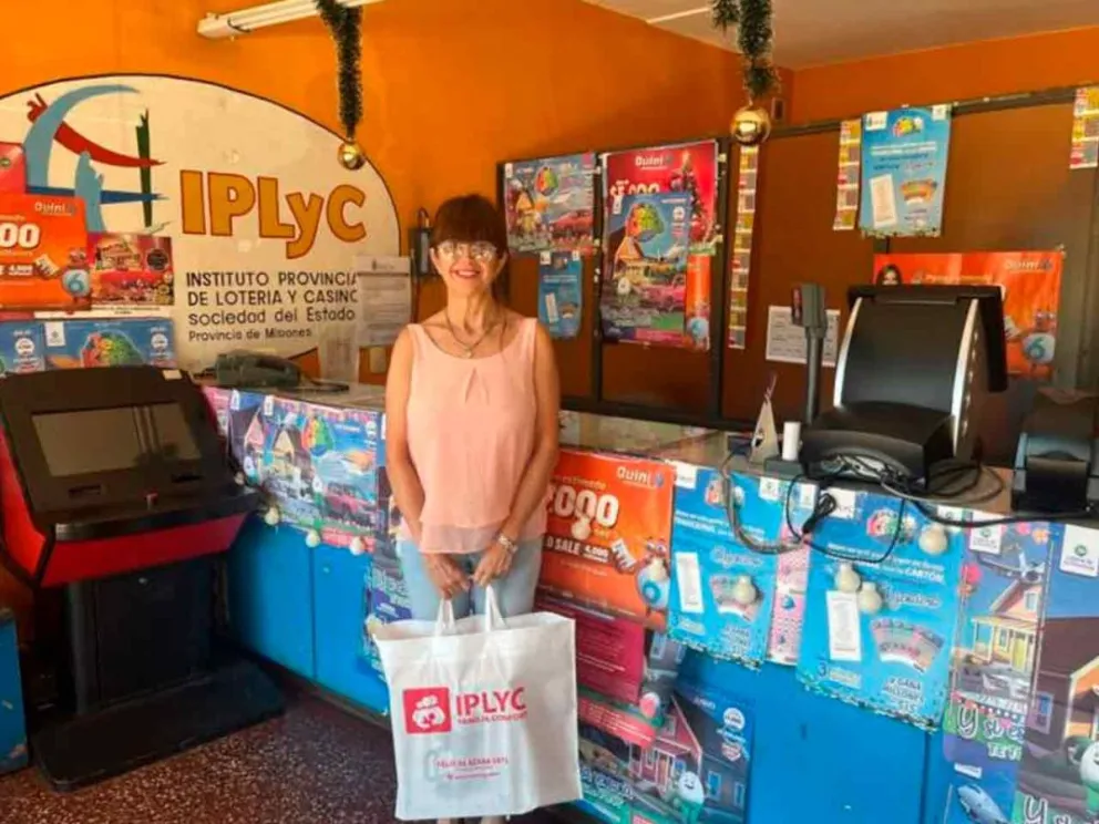 María Cristina Pichaka recibió un obsequio del IPLyC