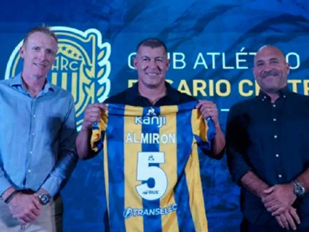 Jorgé Almirón junto a autoridades del club