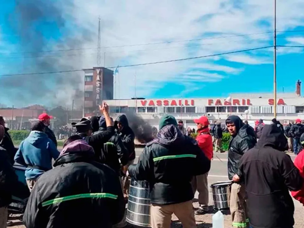 Les adeudan 5 salarios completos