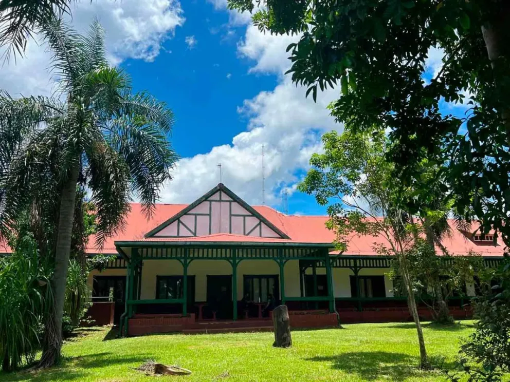 Ubicado dentro del Parque Nacional Iguazú