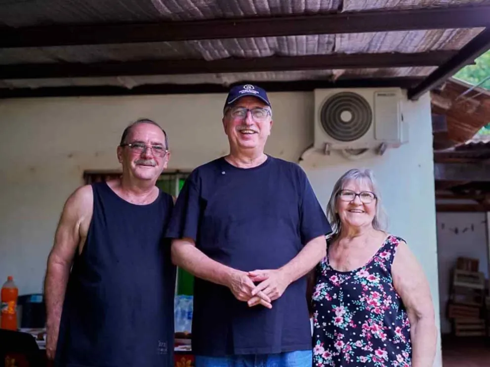 El Gobernador junto a vecinos beneficiarios