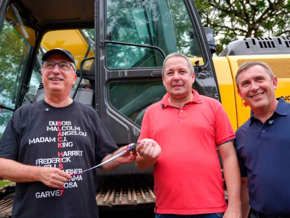 El Gobernador entregó una retroexcavadora