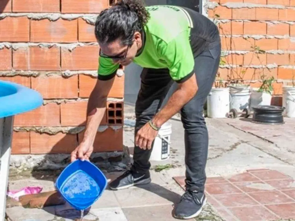Eliminar la acumulación de agua en recipientes