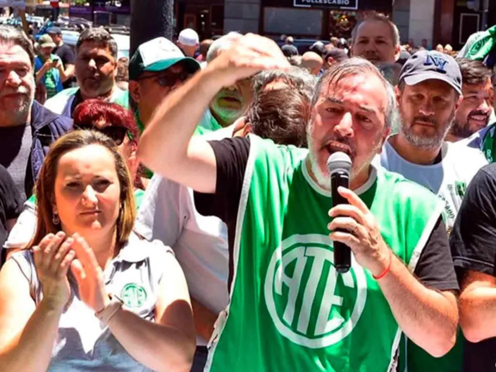 Rodolfo Aguiar junto a trabajadores estatales