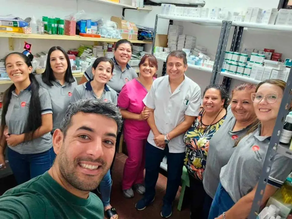 Martín Cesino junto a los agentes sanitarios