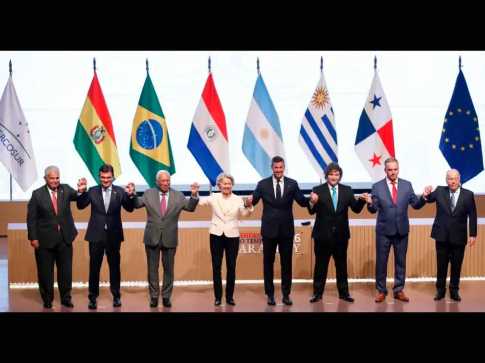 Mandatarios presentes en la ceremonia de firmas