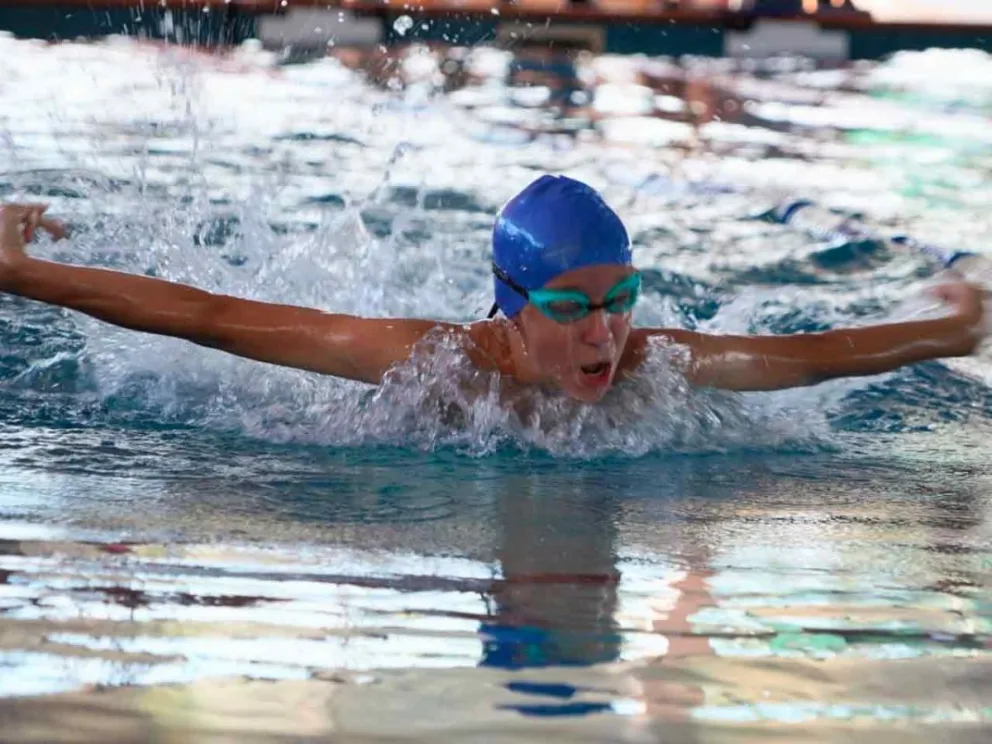 Participan más de 150 nadadores