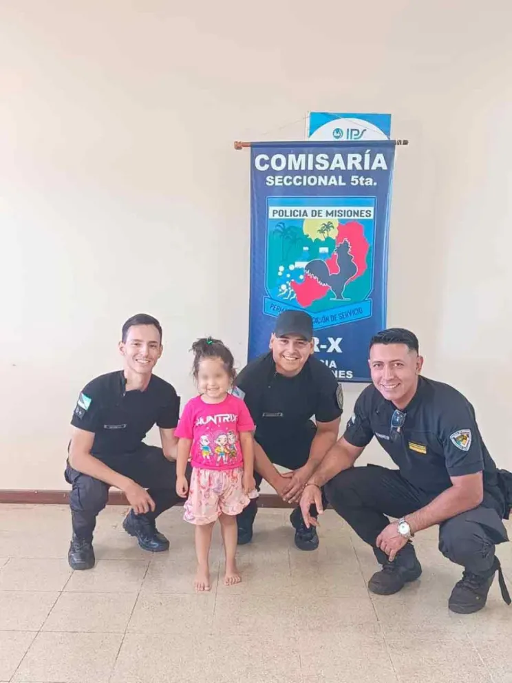 La menor junto a los agentes