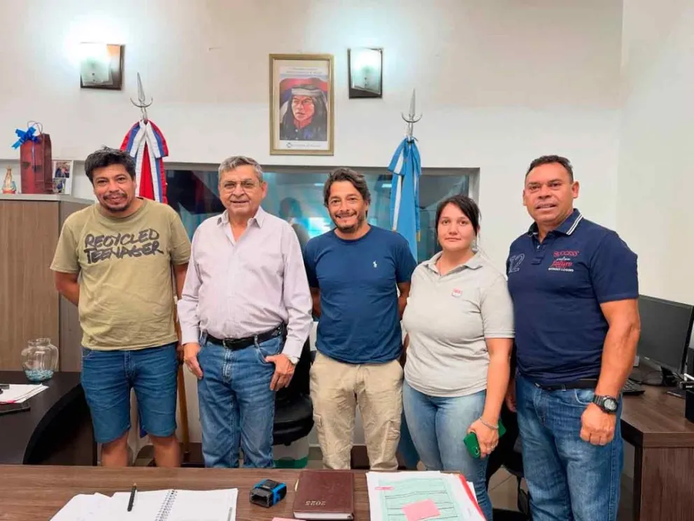 Aquino junto a representantes del cuartel