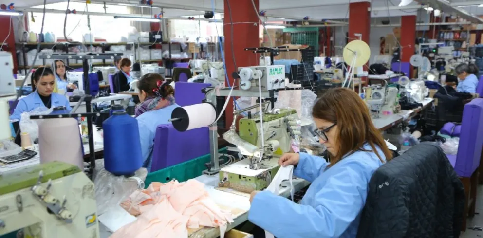 Por 140 despidos y deudas salariales