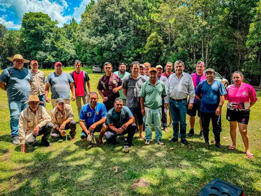 Edgardo Aquino junto a vecinos