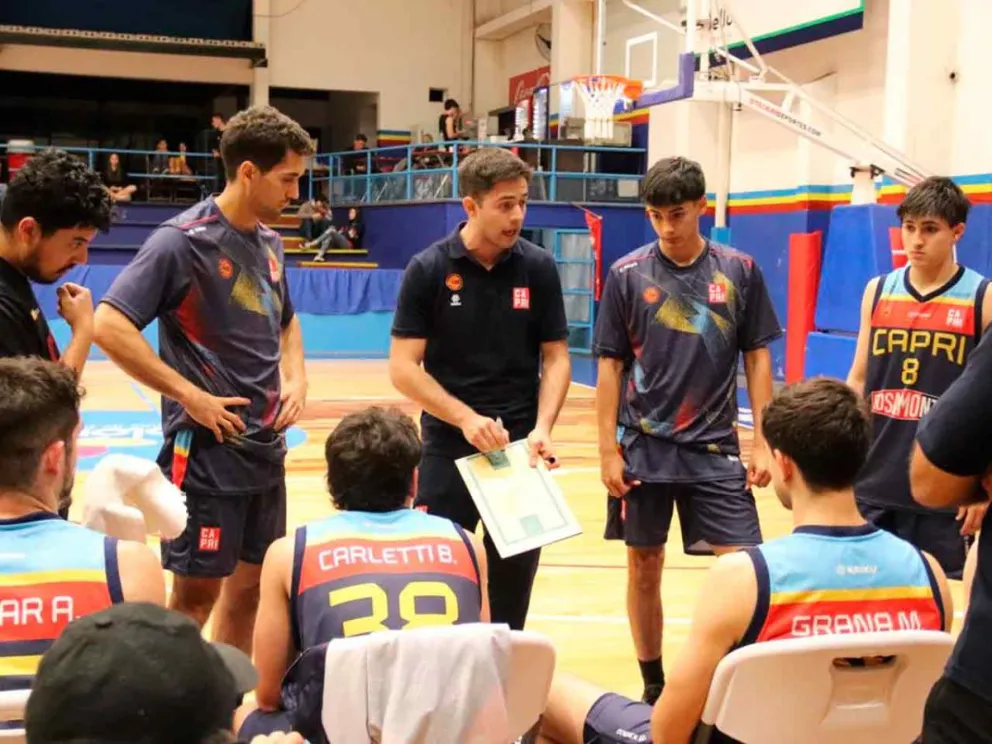 Eduardo Díaz junto a jugadores 