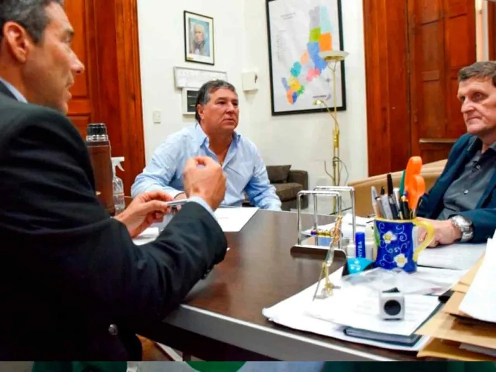 Luis Aquino con autoridades provinciales