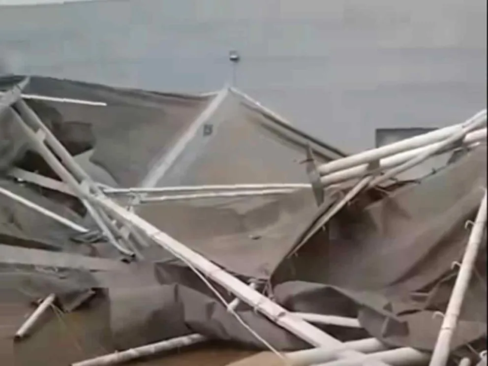 Se desprendió parte del techo del estacionamiento