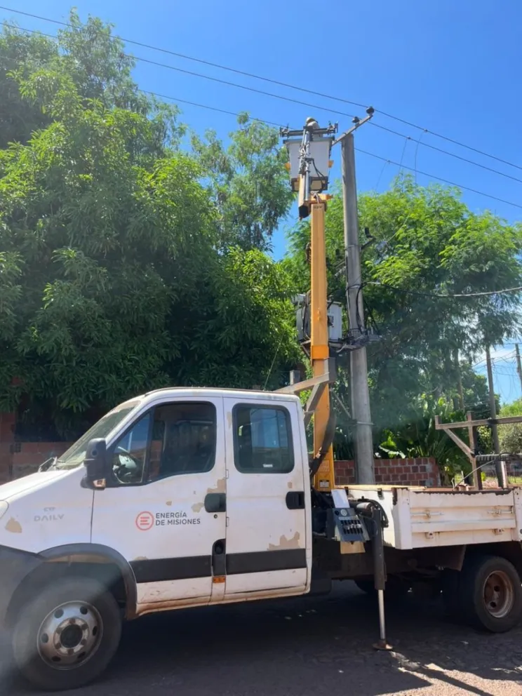 Se colocan postes de hormigón