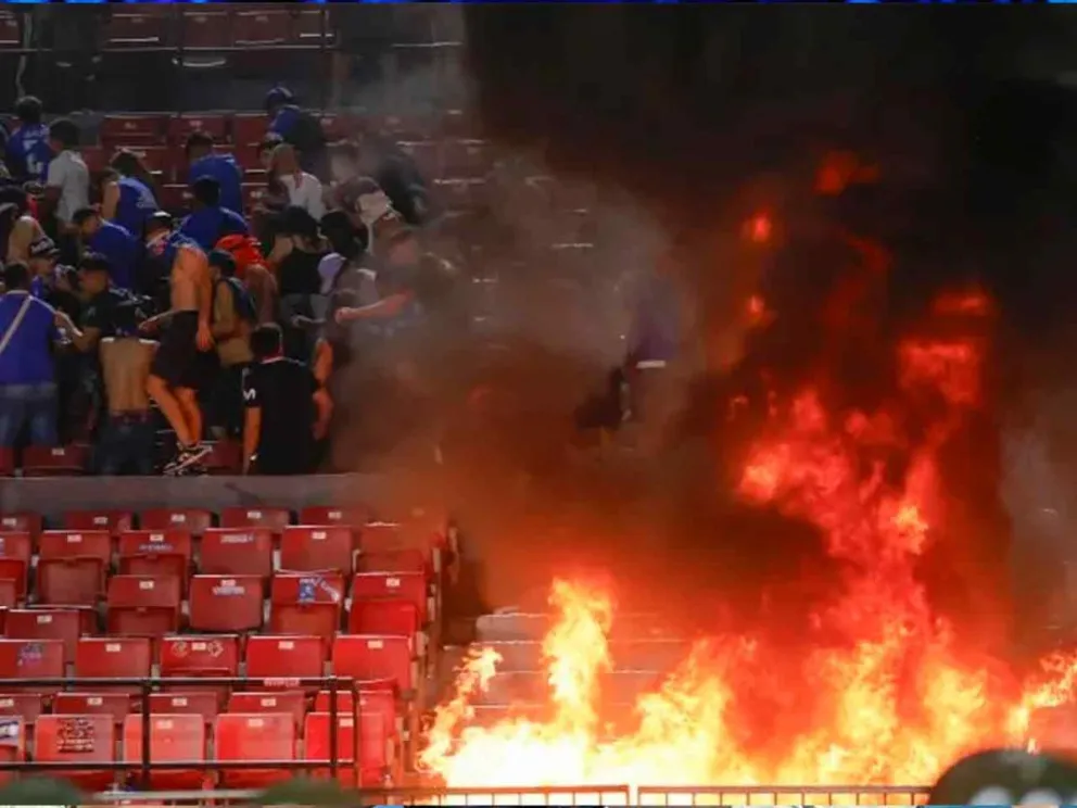 Fuego en la tribuna: quedaron detenidos 4 hinchas
