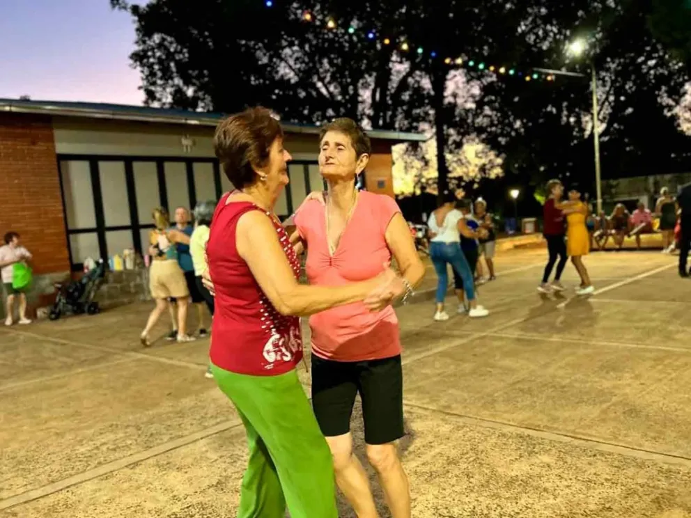 Clases de baile en la plazoleta La Paloma