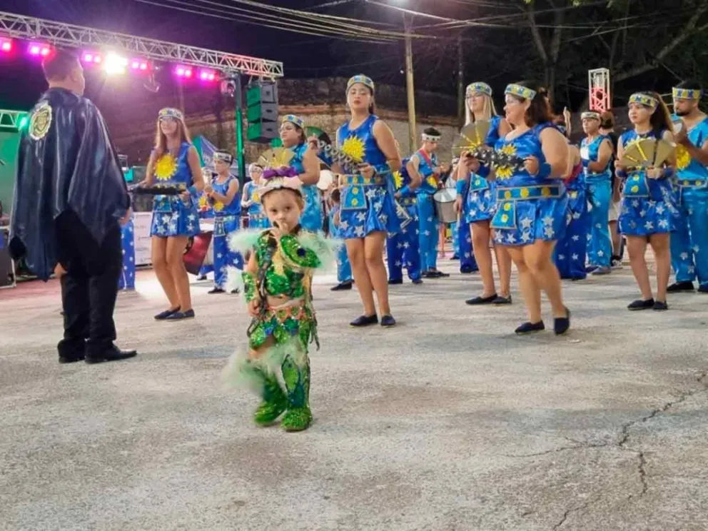 Plumas, brillo y ritmo en la avenida principal