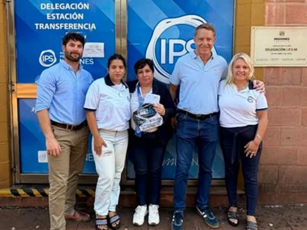 Benmaor y Wdoviak junto a responsables del lugar