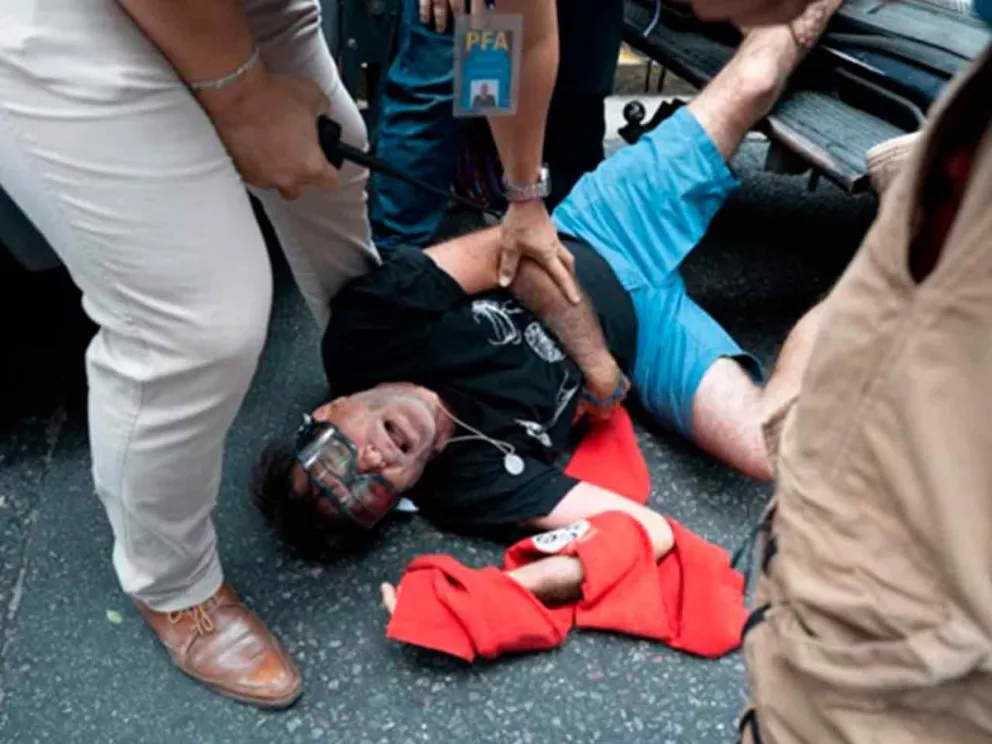 El Padre Paco fue reducido y arrojado al piso