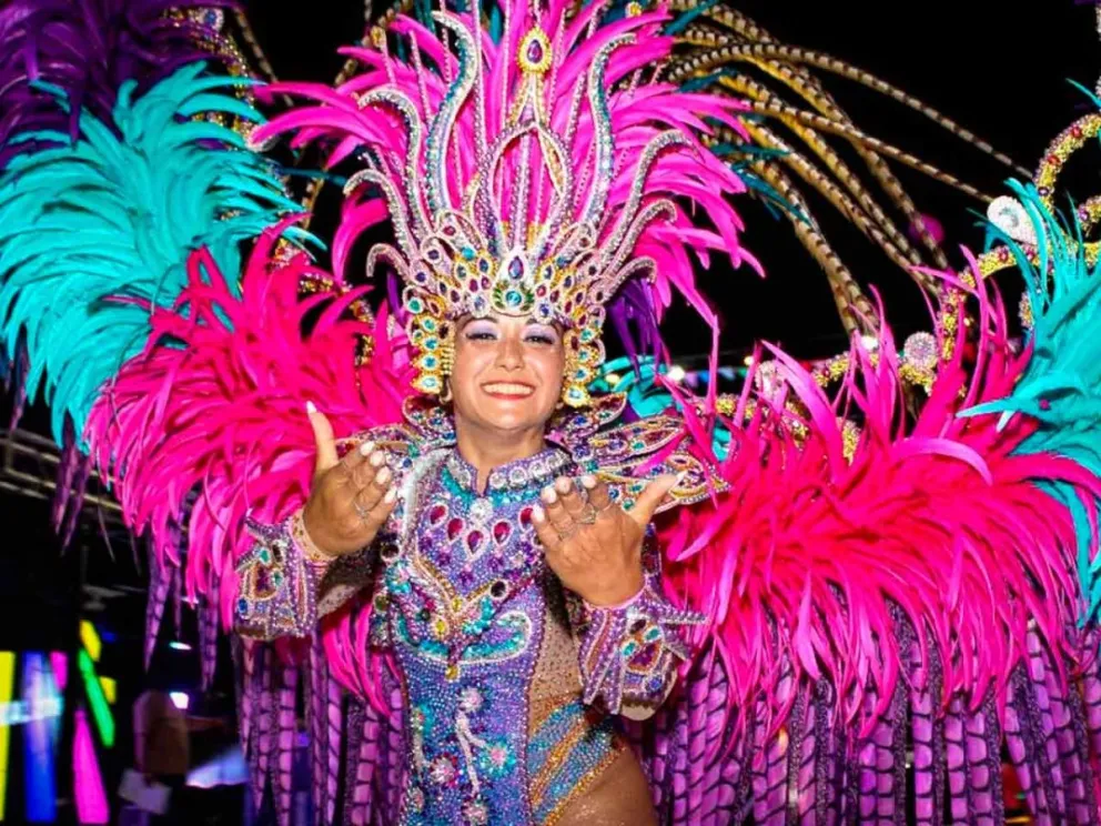 Tres comparsas despliegan su alegría y pasión