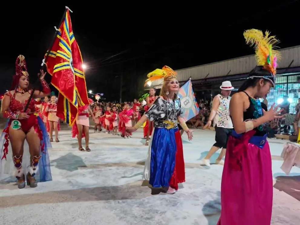 Las comparsas desplegaron alegría, ritmo y color