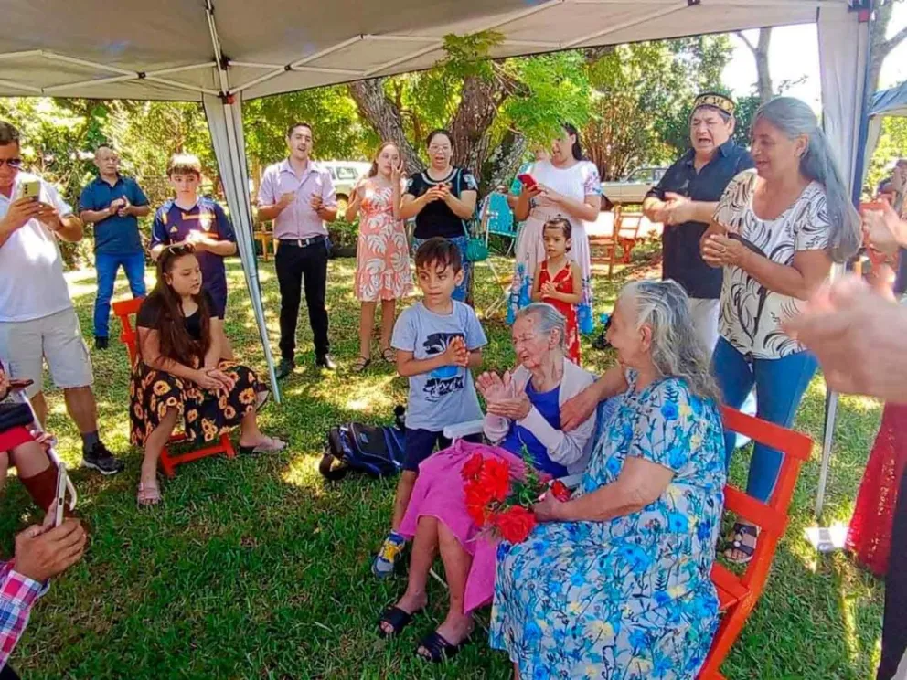 Emotivo cumpleaños en familia