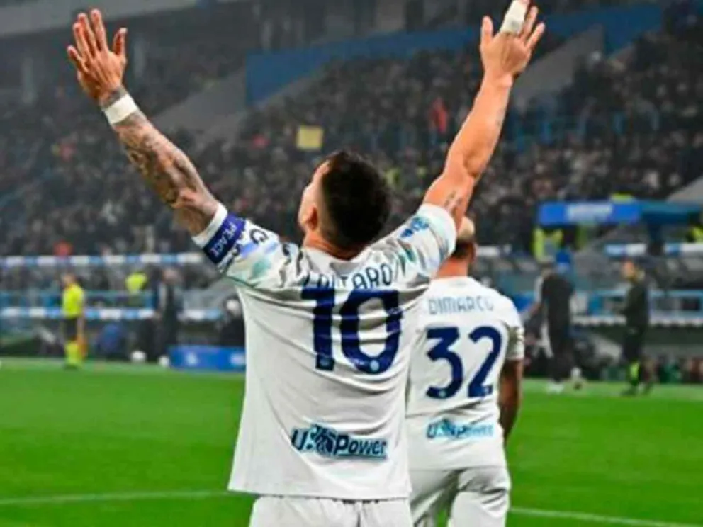 Lautaro Martínez festejando el gol