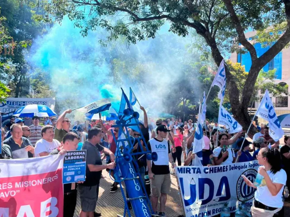 Concentración en la plaza 9 de Julio