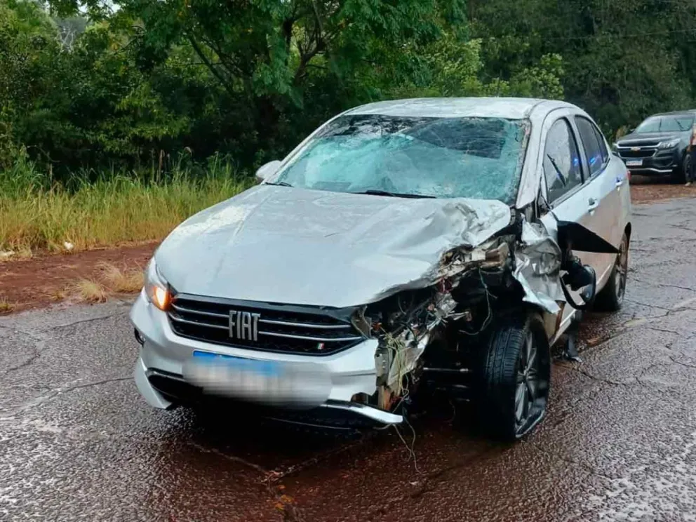 El Fiat Cronos colisionó con una moto 