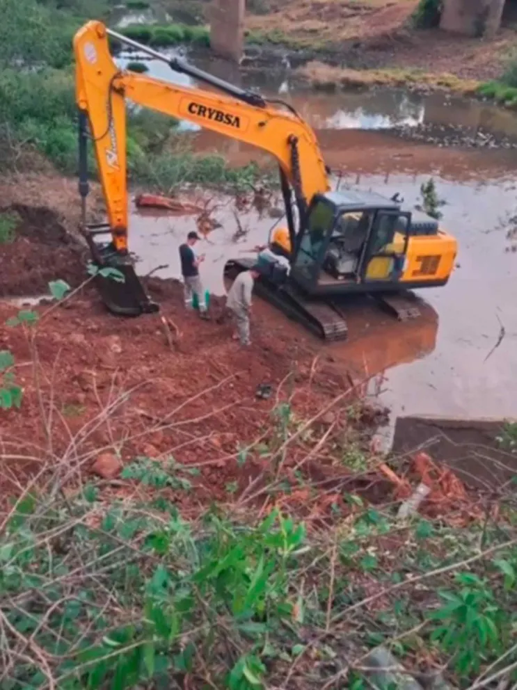 Tareas de limpieza y profundización del embalse