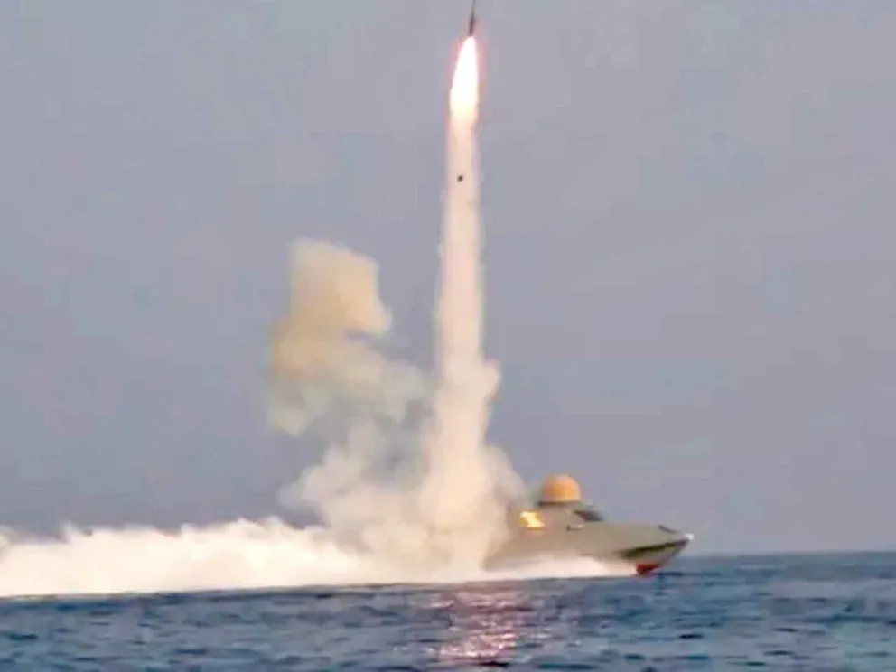 Fue lanzado desde un buque de guerra