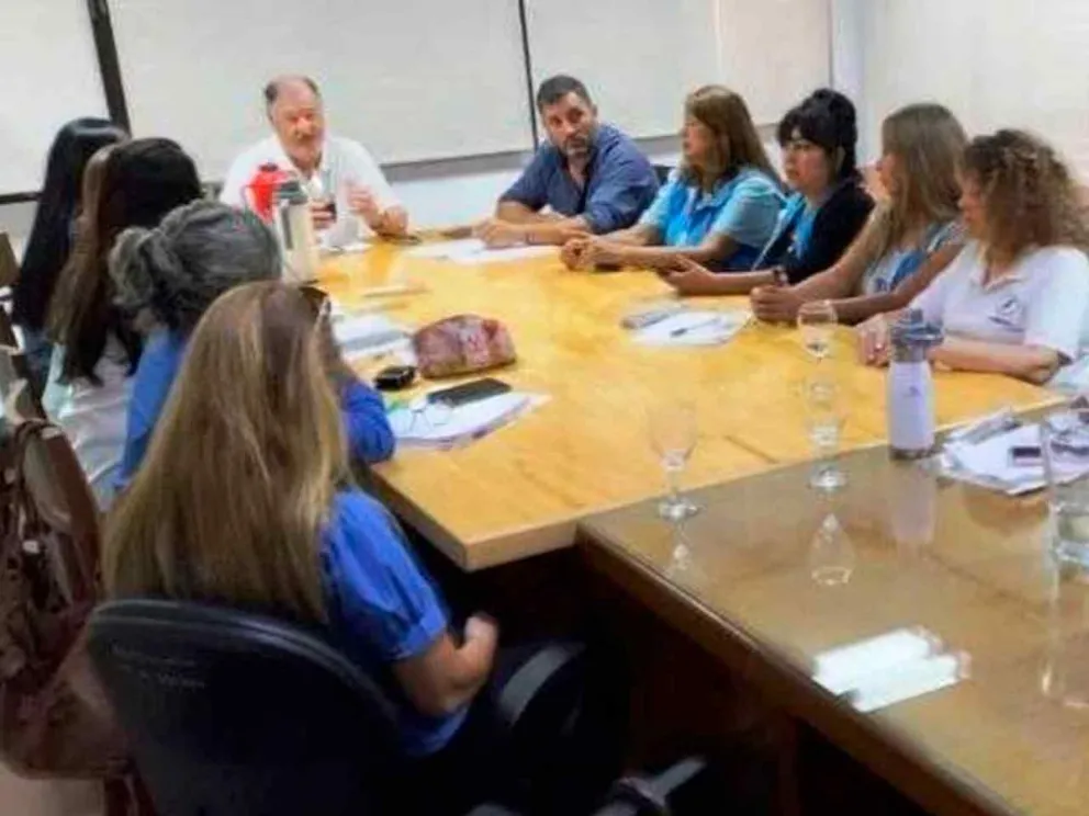 Funcionarios del CGE  y sindicalistas docentes