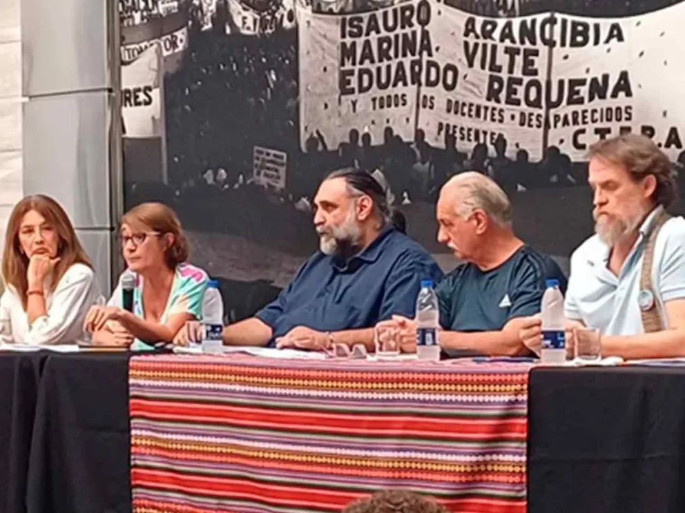 En reclamo por aumento salarial