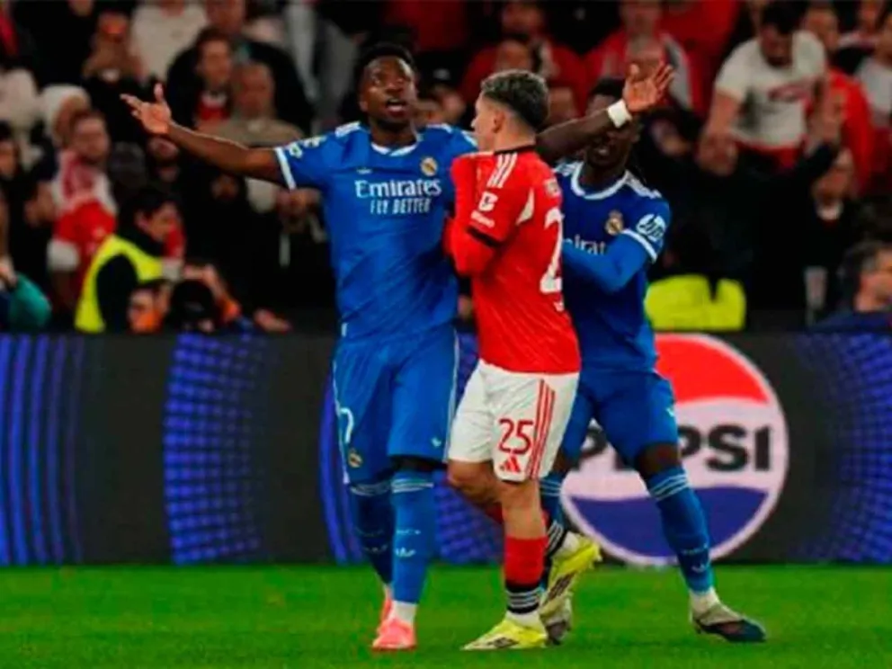 Vinícius Júnior y Gianluca Prestianni